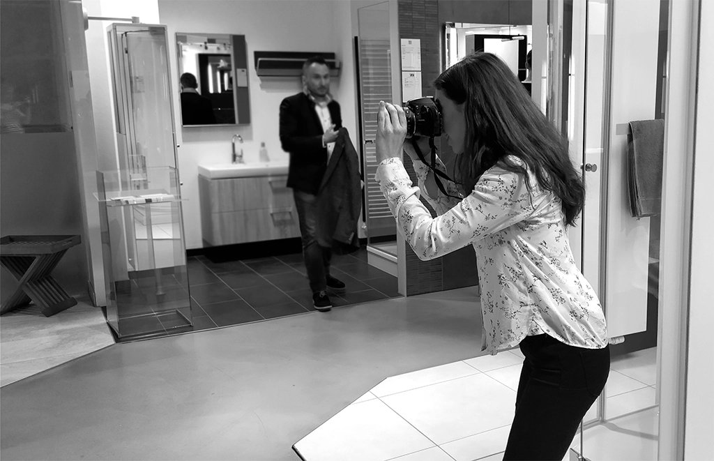 Voller Einsatz vor und hinter der Kamera - Azubi-Fotoshooting in der 360°HzweiO Bäderausstellung