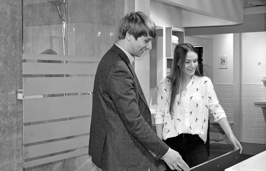 Kundenberaterung in der 360°HzweiO Bäderausstellung